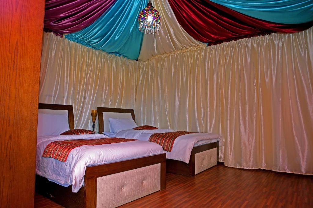 Sun City Camp Hotel Wadi Rum Ngoại thất bức ảnh